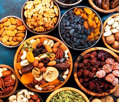 خواص میوه خشک و 7 معجزه آن برای بدن انسان 2 ظروفی از میوه های خشک شده