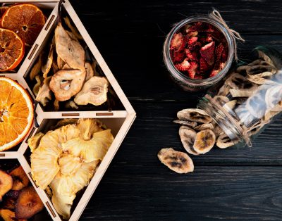 آنچه درباره میوه خشک باید بدانید + خواص و مزایای آن 2 موز و آناناس و توت فرنگی خشک شده