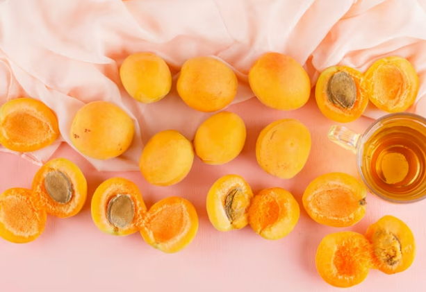 زردآلو های پهن شده روی سینی دستگاه خشک کن میوه